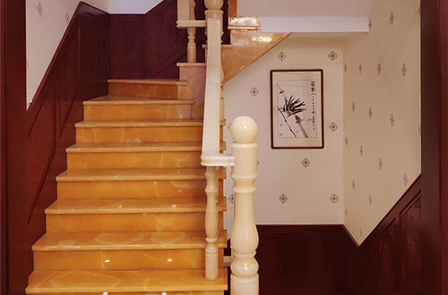 双鸭山中式别墅室内汉白玉石楼梯的定制安装装饰效果