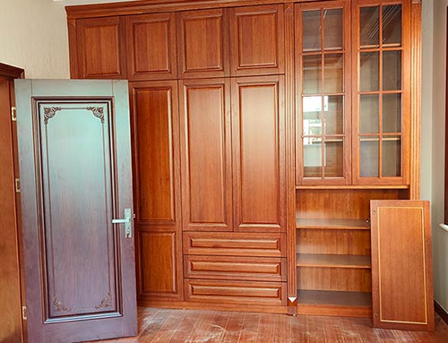 双鸭山中式家庭装修里定制的实木衣柜效果图